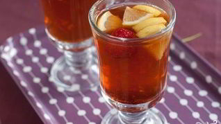 Имбирный чай с клубникой