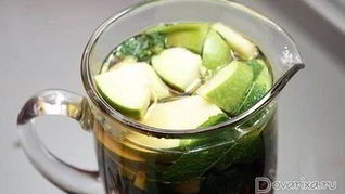Холодный чай с яблоком и мятой
