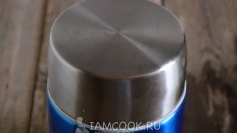 травяной чай в термосе