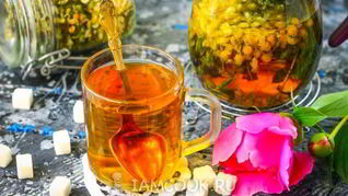 Цветочный чай с ромашкой, акацией и мятой