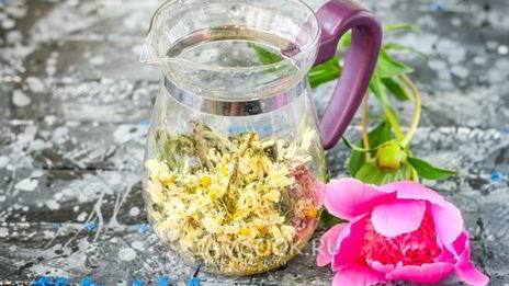 цветочный чай с ромашкой, акацией и мятой