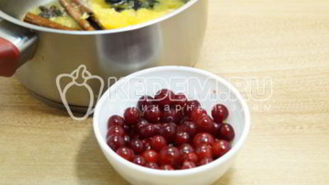 глинтвейн из белого вина с апельсином и клюквой