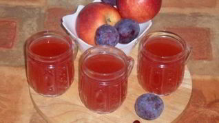 Кисель с яблоками, сливами и брусникой