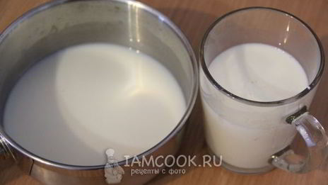 молочный кисель с вишневым конфитюром