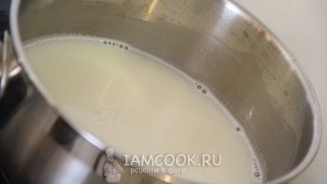 молочный кисель с вишневым конфитюром