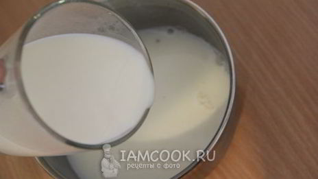 молочный кисель с вишневым конфитюром