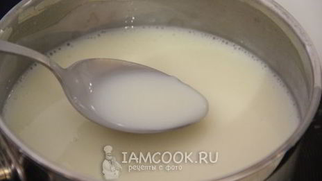 молочный кисель с вишневым конфитюром