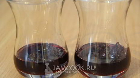 молочный кисель с вишневым конфитюром