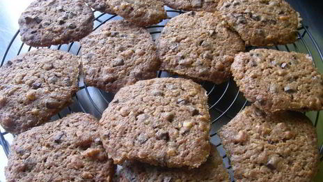 хрустящие кофейные печенья с шоколадом и грецкими орехами