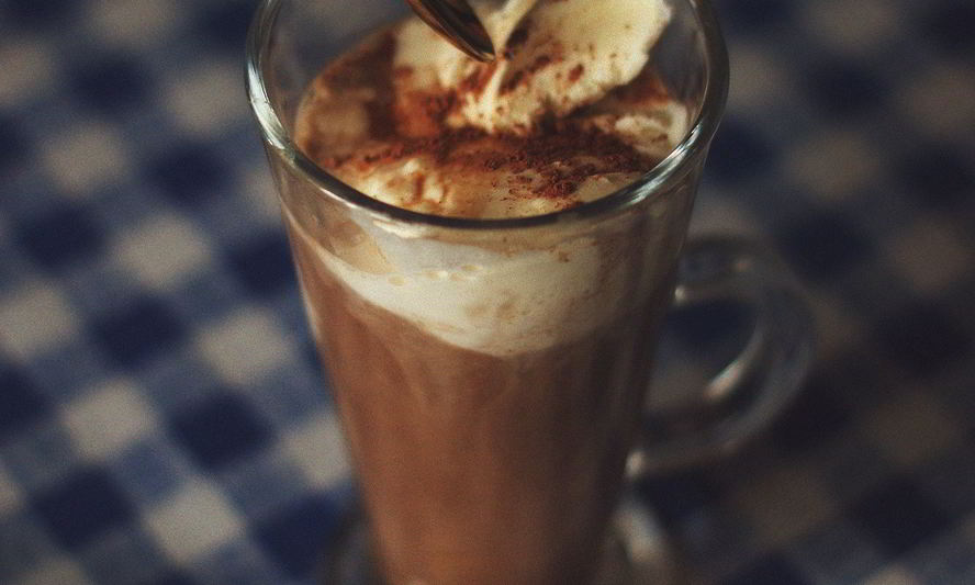 Рецепт кофе гляссе с яичным желтком и ванильным мороженым