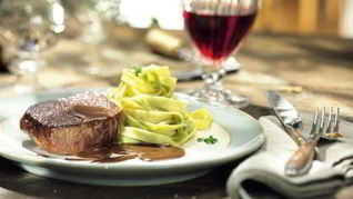 Медальоны из оленины в кофейном соусе