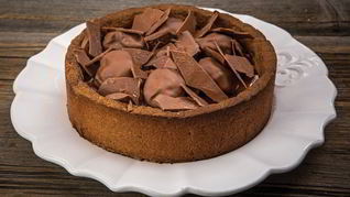 Тарт с кофейным ганашем и черносливом