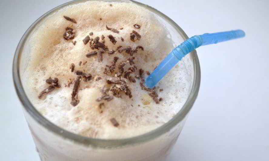 Рецепт зимнего кофе фраппе с корицей и имбирем