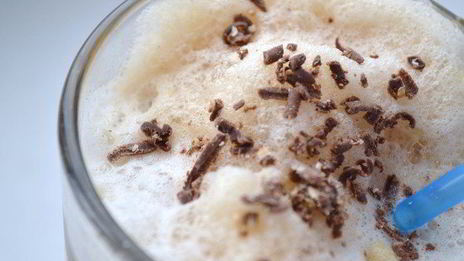 зимний кофе фраппе с корицей и имбирем