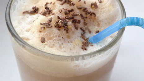 зимний кофе фраппе с корицей и имбирем