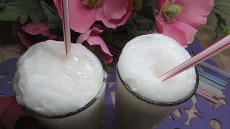 коктейль с апельсиновым соком и мороженым