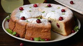 Бисквит на лимонаде в духовке с клюквой