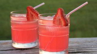 Клубничный лимонад с красным чаем