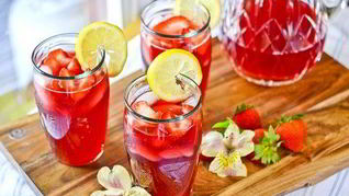 Лимонад с гибискусовым чаем и клубникой