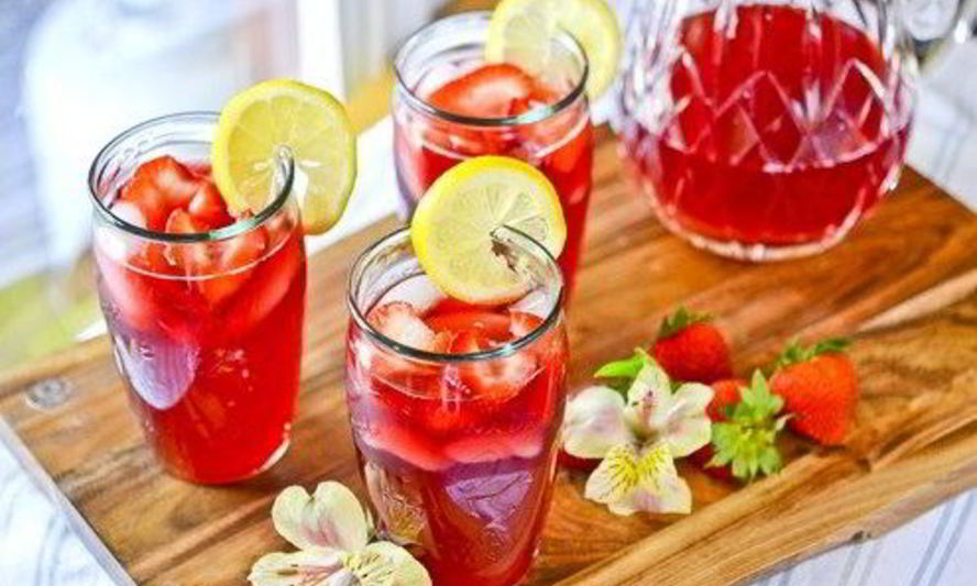 Рецепт лимонада с гибискусовым чаем и клубникой