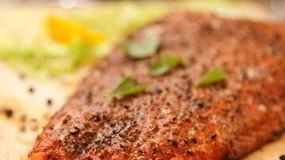 Лосось на гриле в кленовом сиропе и апельсиновом соке