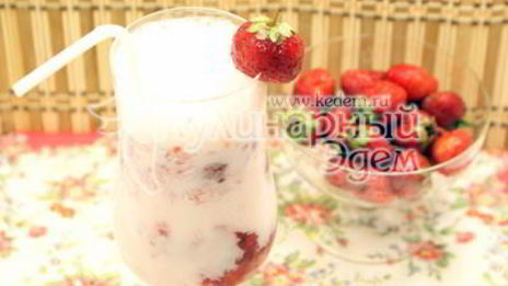 молочный коктейль с клубникой