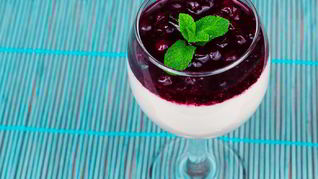 Панна котта с ягодным сиропом