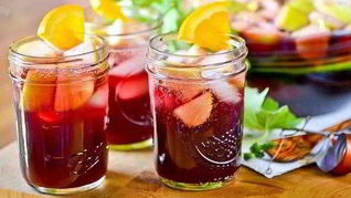 Сангрия с корицей и фруктами