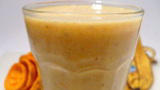 Апельсиново-банановый смузи с миндалем