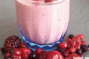 Бананово-ягодный смузи