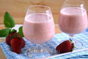 Клубнично-банановый смузи с ряженкой