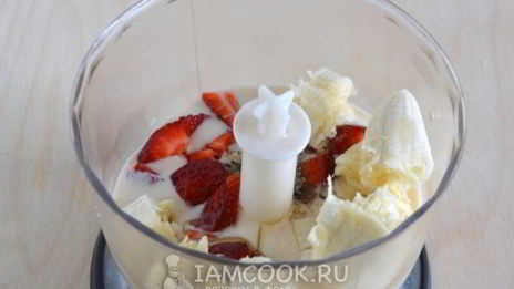 клубнично-банановый смузи с ряженкой