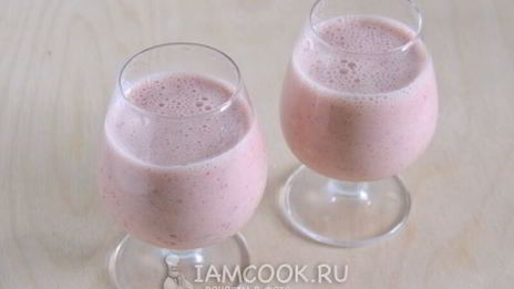 клубнично-банановый смузи с ряженкой