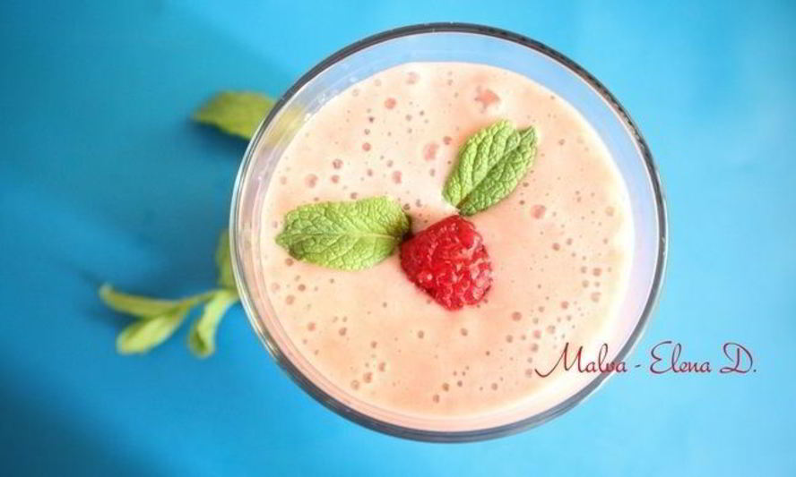 Рецепт малинового смузи на миндальном молоке