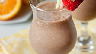 Шоколадно-банановый смузи с арахисовой пастой