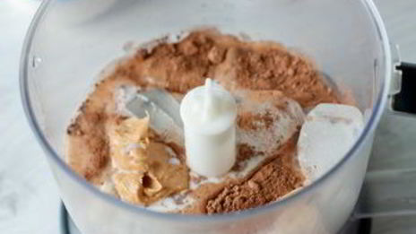 шоколадно-банановый смузи с арахисовой пастой