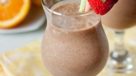 шоколадно-банановый смузи с арахисовой пастой