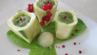 Смузи из огурца и дыни в огуречных стаканчиках