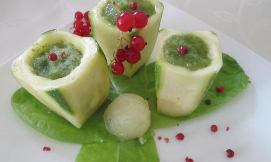 Рецепт смузей из огурца и дыни в огуречных стаканчиках