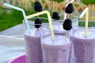 Смузи ореховый с ежевикой