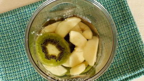 смузи с бананом, киви и грушей