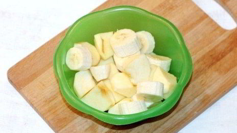 смузи с корицей, отрубями и фруктами