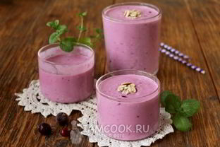 Смузи с творогом, овсянкой и смородиной