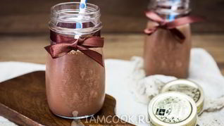 Творожный смузи с бананом и какао