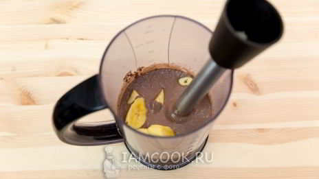 творожный смузи с бананом и какао