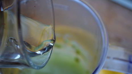 зеленый смузи с киви и огурцом