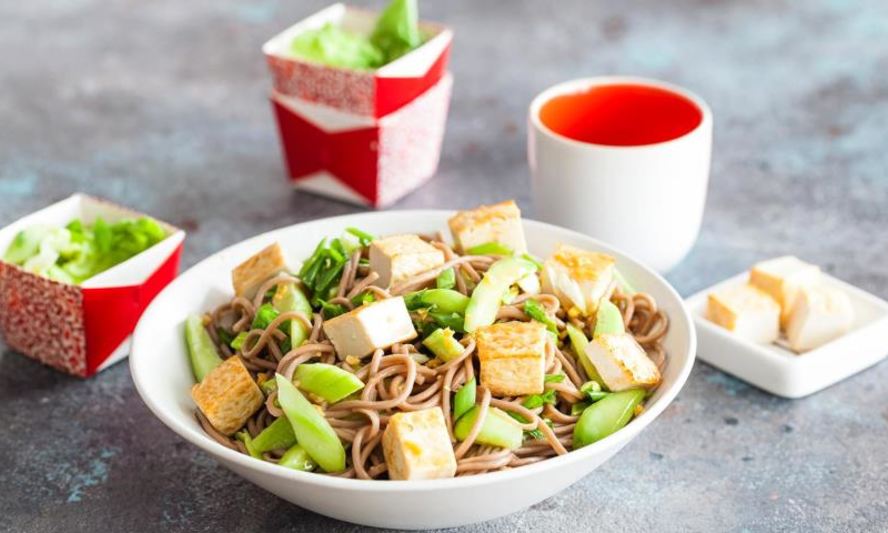 Рецепт азиатского салата из гречневой лапши и тофу