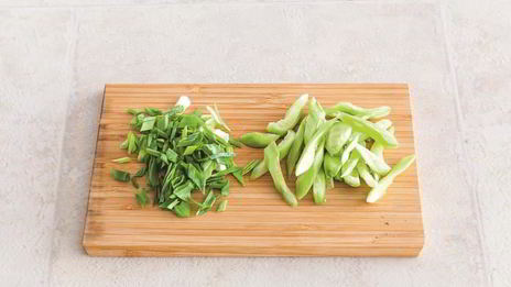 азиатский салат из гречневой лапши и тофу