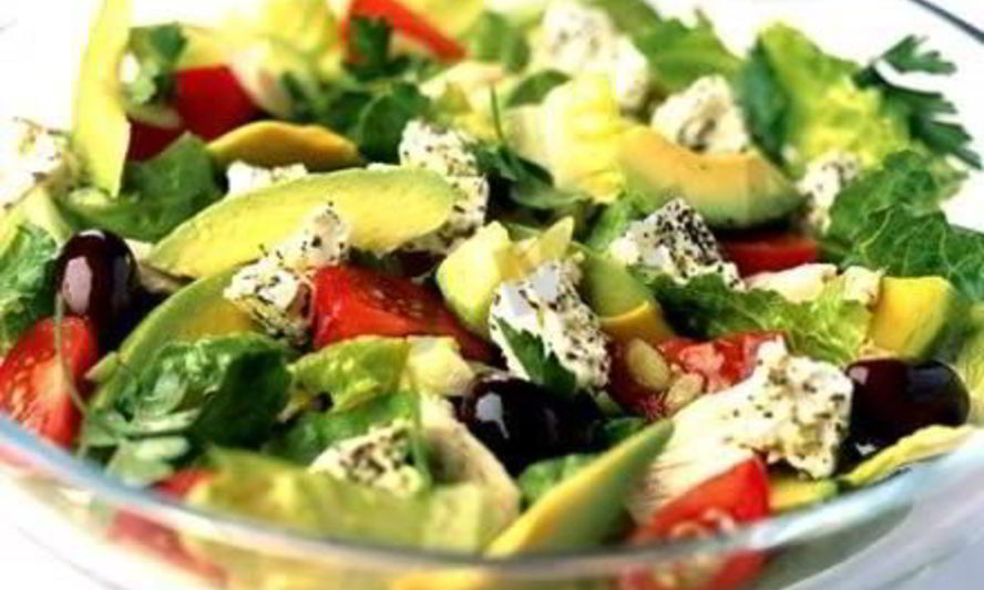Рецепт греческого салата с брынзой и авокадо