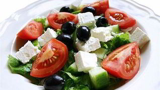 Греческий салат с красным луком